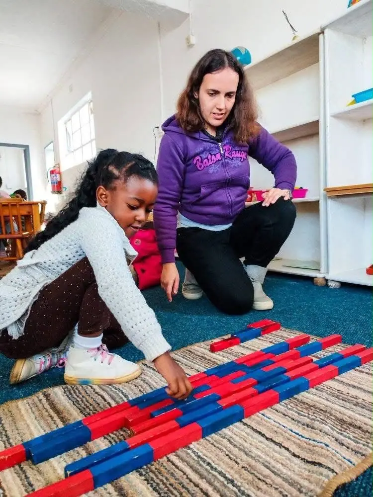 Kindergarten: learning with the Montessori red rods